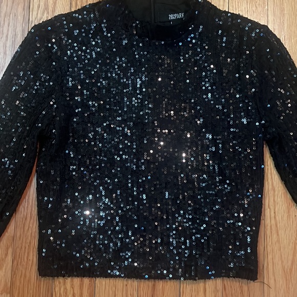 Beautiful Long sleeve high neck black sequenced top - Picture 2 of 3